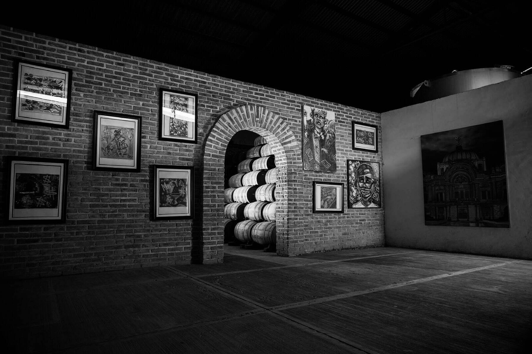Cava de barricas entre obras de arte en La Galería